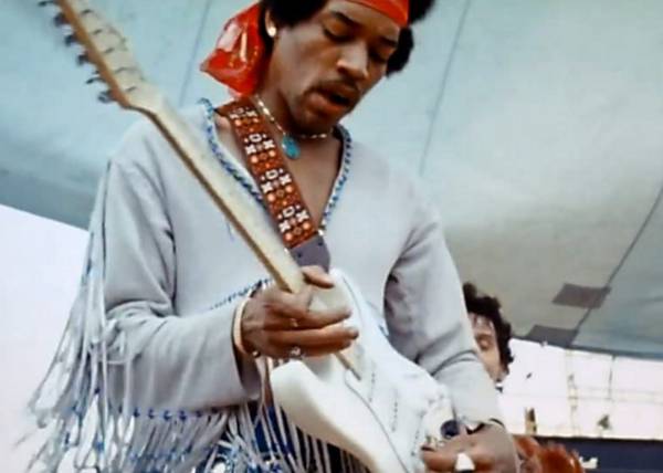 Jimi Hendrix gives a presentation "star spangled banner" through the ages "woodstock" (1970), concert film about the 1969 music festival.