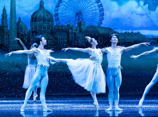 2023 production: Zachary Manske, Yumi Kanazawa and Hyuma Kiyosawa "Nutcracker" by the Joffrey Ballet. 