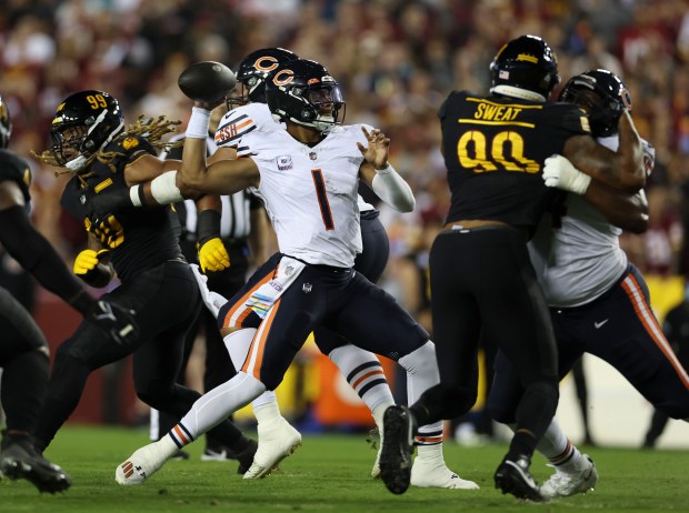 Chicago Bears quarterback Justin Fields (1) throws a touchdown pass to DJ Moore in the first quarter at FedEx Field on Thursday, Oct. 5, 2023.  (Brian Cassella/Chicago Tribune)