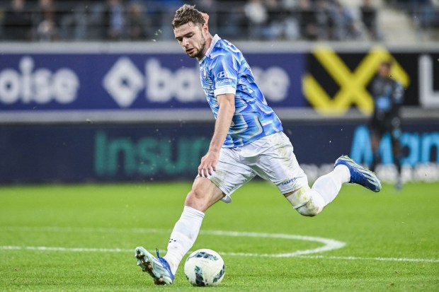 Gent's Belgian forward Hugo Cuypers runs with the ball in the match against Belgium. "Professional League" First Division football match between KAA Gent and OH Leuven played on 21 December 2023 at the KAA Stadium in Ghent.  (Photo: Tom Goyvaerts / BELGA / AFP)