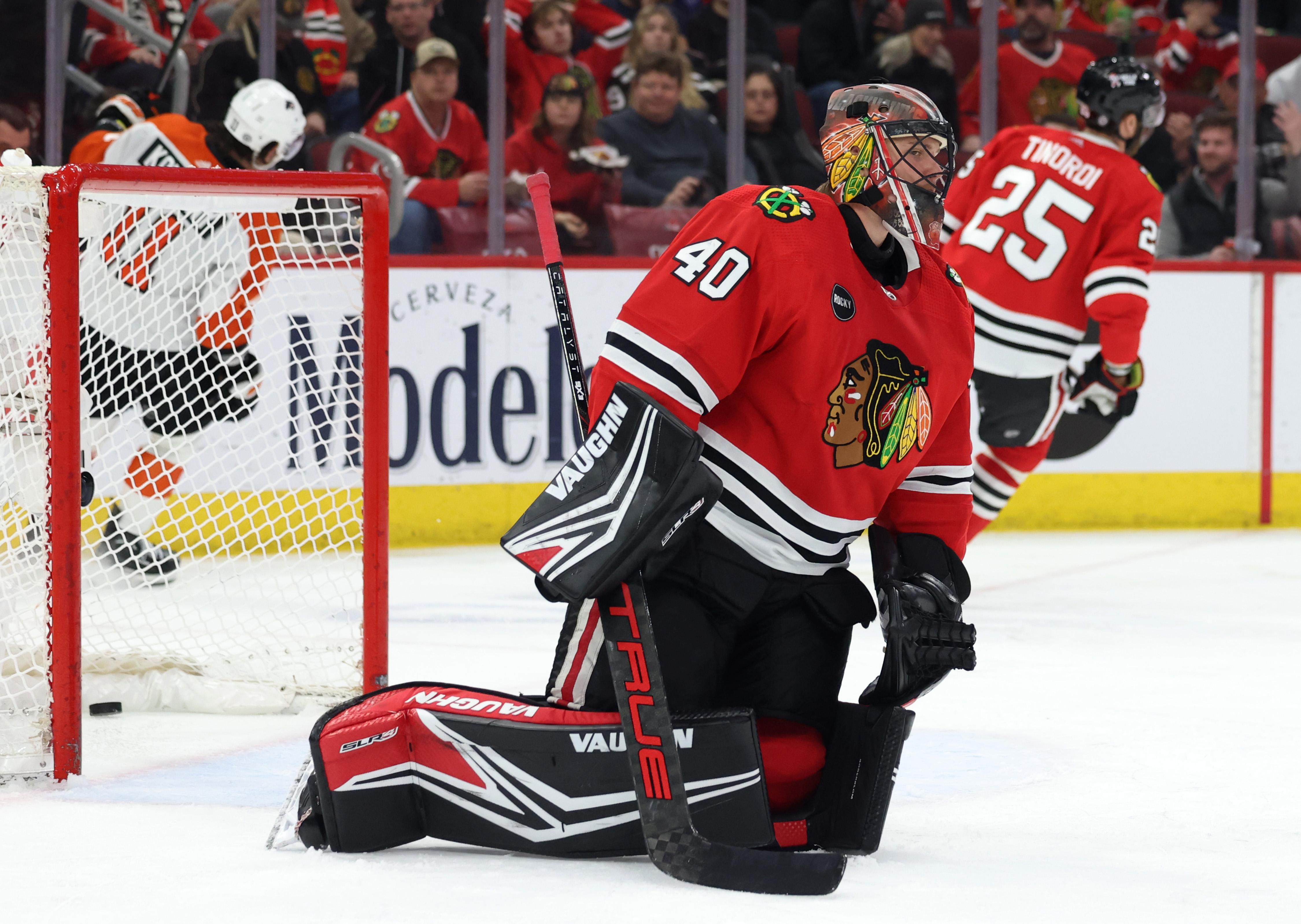 Blackhawks goaltender Arvid Soderblom (40) stands up after a goal by Flyers right winger Travis Konecny ​​in the second period at the United Center on February 21, 2024 in Chicago.  (John J. Kim/Chicago Tribune)