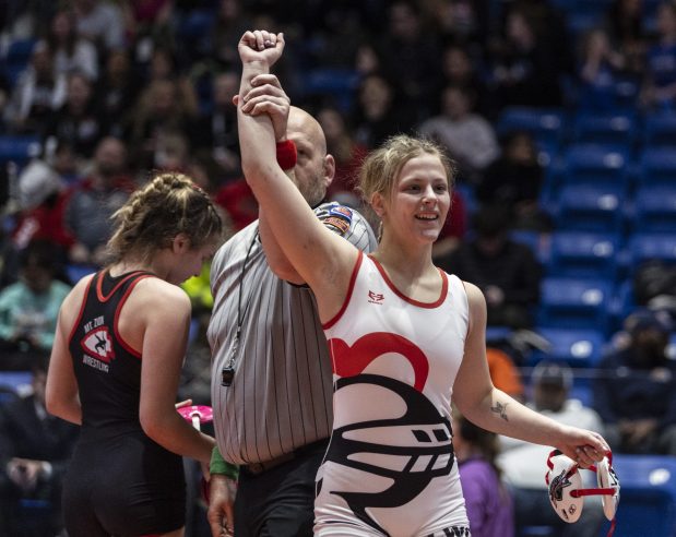 Lincoln-Way Central's Gracie Guarino beats Mt.  After defeating Zion's Sydney Cannon in the third place match.  (Vincent D. Johnson / Daily) Southern town)
