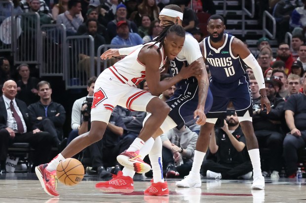 Bulls guard Ayo Dosunmu (12th), Mavericks center Daniel Gafford (21st) and Mavericks forward Tim Hardaway Jr.  (21.) Chasing after a loose ball, while managing to clear a loose ball.  (10) defends during the second half at the United Center in Chicago on March 11, 2024.  (Terrence Antonio James/Chicago Tribune)